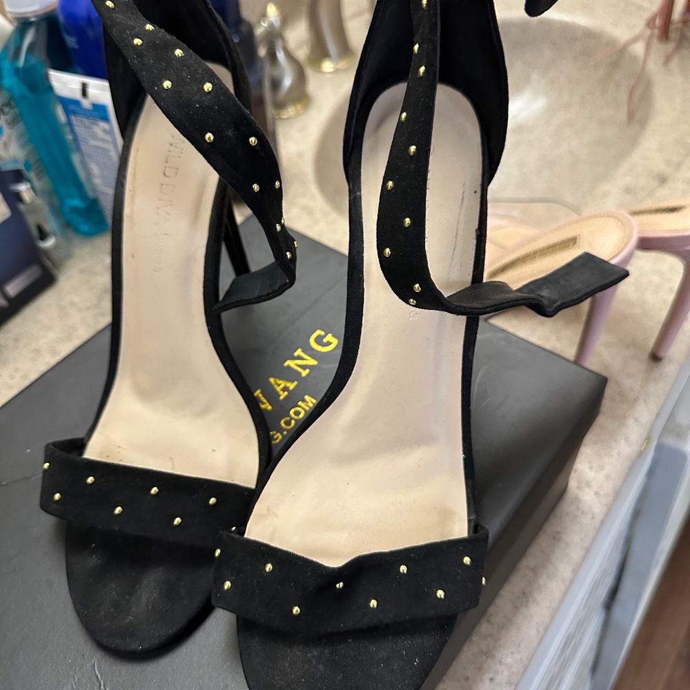 Black and gold heeld